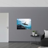 WallClassics - Poster Glanzend – Tropische Zeeschildpad onder het Wateroppervlak - 100x75 cm Foto op Posterpapier met Glanzende Afwerking