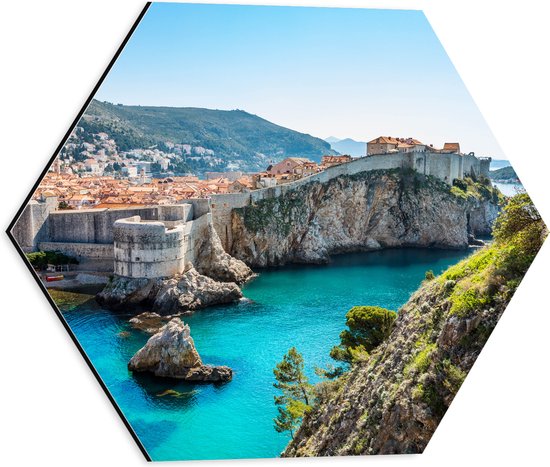 Dibond Hexagon - Baai bij Rotsen op Zomerse Dag in Dubrovnik, Kroatië - 40x34.8 cm Foto op Hexagon (Met Ophangsysteem)