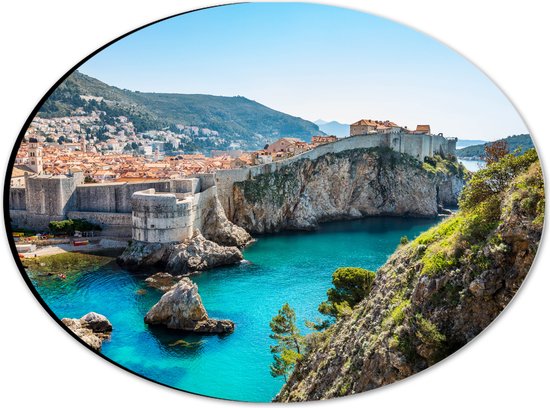 Dibond Ovaal - Baai bij Rotsen op Zomerse Dag in Dubrovnik, Kroatië - 28x21 cm Foto op Ovaal (Met Ophangsysteem)