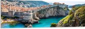 Dibond - Baai bij Rotsen op Zomerse Dag in Dubrovnik, Kroatië - 150x50 cm Foto op Aluminium (Met Ophangsysteem)