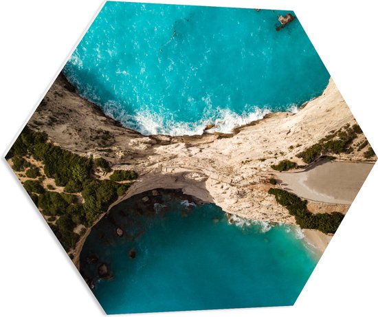 PVC Schuimplaat Hexagon - Bovenaanzicht van Mediteraanse Cliffs - 70x60.9 cm Foto op Hexagon (Met Ophangsysteem)