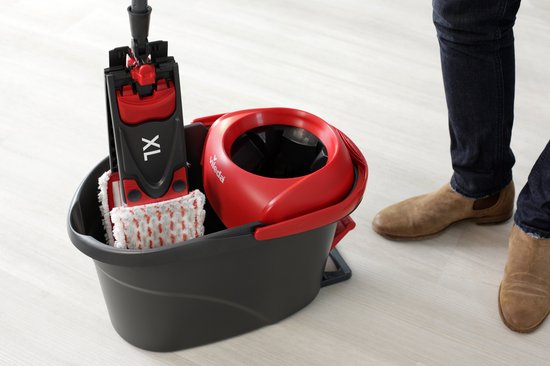 Gros plan de la mop Vileda Ultramax Turbo XL rouge et noire dans le seau rouge et noir.