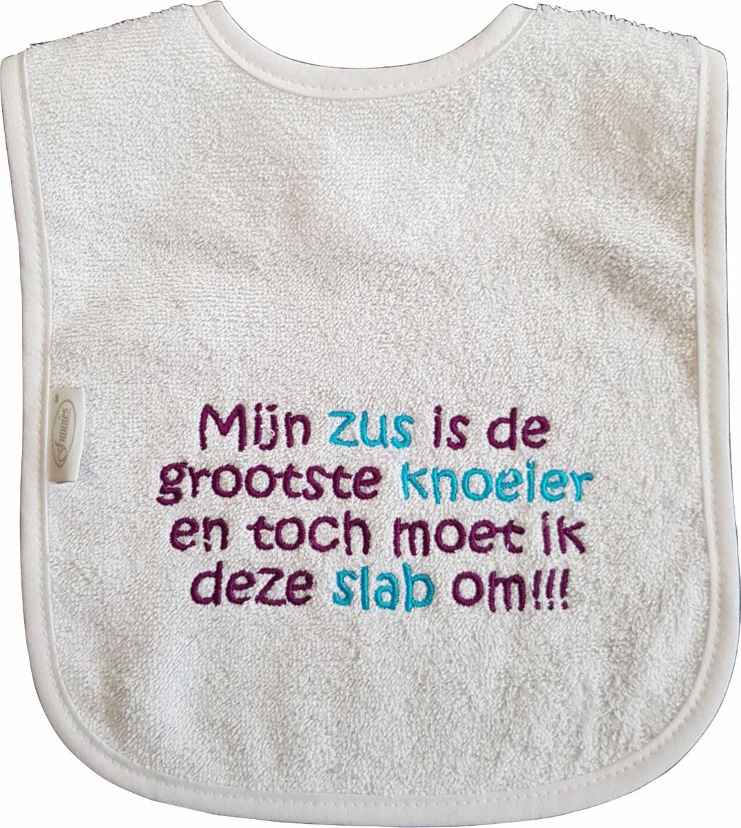Goedkoopste Witte slab met Mijn zus is de grootste knoeier en toch moet ik deze slab om!!! - zusje, babyshower, zwanger, cadeautje, kraamcadeau, grappig, geschenk, baby, tekst, slabber, slabbertje, slabbetje