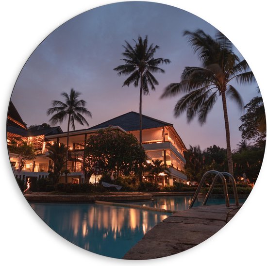 WallClassics - Dibond Muurcirkel - Hotel met Zwembad in Indonesië - 80x80 cm Foto op Aluminium Muurcirkel (met ophangsysteem)