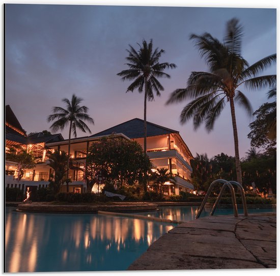 WallClassics - Dibond - Hotel met Zwembad in Indonesië - 50x50 cm Foto op Aluminium (Met Ophangsysteem)
