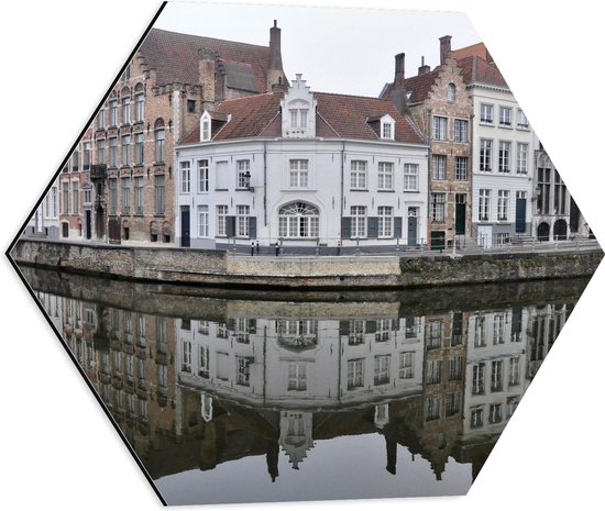 WallClassics - Dibond Hexagon - Huizen aan het Water - 50x43.5 cm Foto op Hexagon (Met Ophangsysteem)