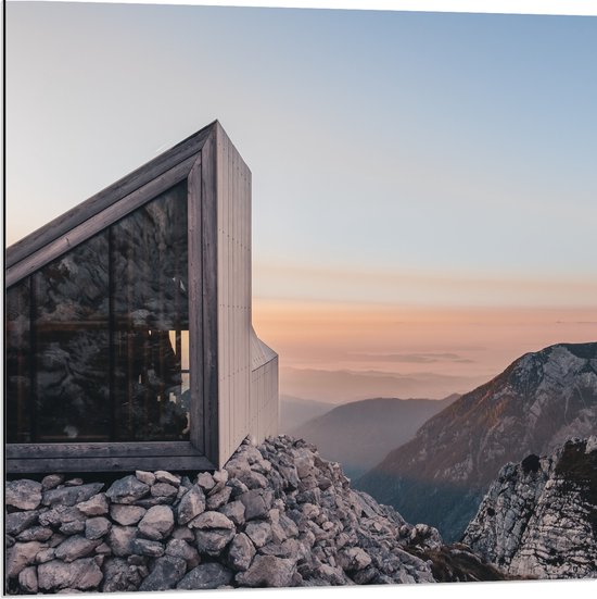 WallClassics - Dibond - Gebouw op top van een Berg - 80x80 cm Foto op Aluminium (Wanddecoratie van metaal)