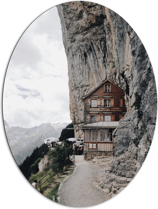 WallClassics - Dibond Ovaal - Huisje op de Noordelijke top van Appenzeller Alpen - 81x108 cm Foto op Ovaal (Met Ophangsysteem)