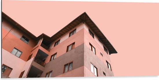 WallClassics - Dibond - Gekleurd Appartement met Roze lucht - 100x50 cm Foto op Aluminium (Met Ophangsysteem)