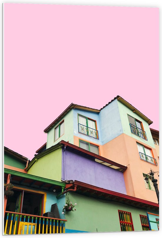 WallClassics - Plaque de Mousse PVC - Maisons Colorées Fond Rose - 60x90 cm Photo sur Plaque de Mousse PVC