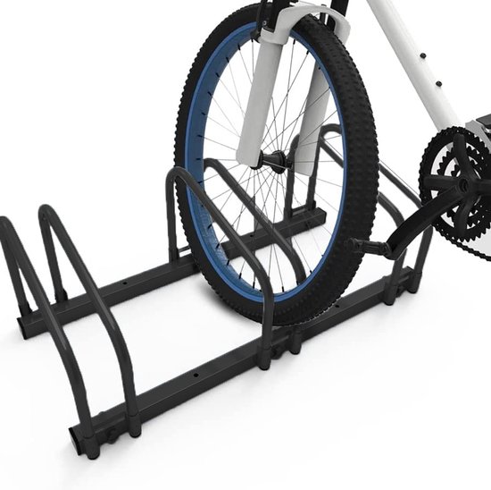 Zwart fietsenrek met drie gebogen steunen. Het voorwiel van een fiets met een blauwe velg is in het rek geplaatst.