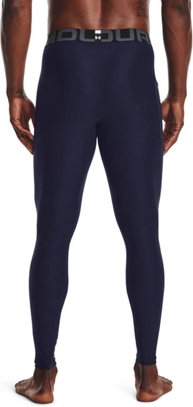 Achterkant van een donkerblauwe sportlegging met een elastische tailleband met Under Armour-logo.