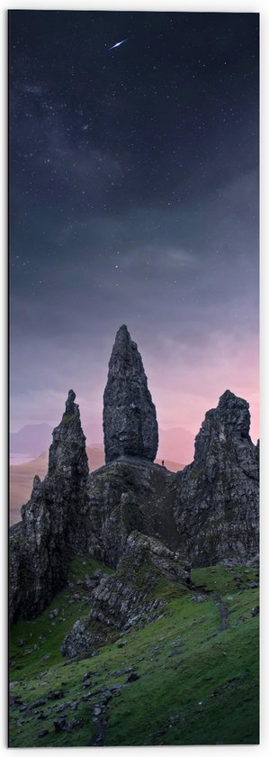 Dibond - Grote Rotsen op Berg met Sterrenhemel - 50x150 cm Foto op Aluminium (Met Ophangsysteem)