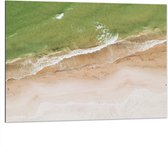 WallClassics - Dibond - Groenkleurige Zee aan het Strand - 100x75 cm Foto op Aluminium (Met Ophangsysteem)