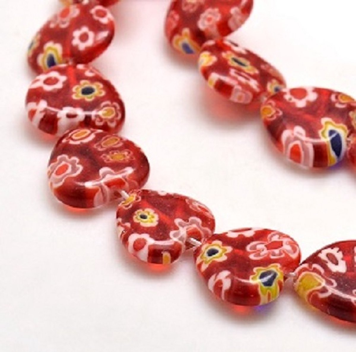 Millefiori glas, Venetië, hart-kralen, 12x12x5mm, rood. Verkocht per streng van ca. 38 cm.