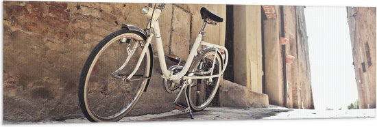 WallClassics - Drapeau - Vélo Witte garé dans une ruelle - 150x50 cm Photo sur drapeau en polyester