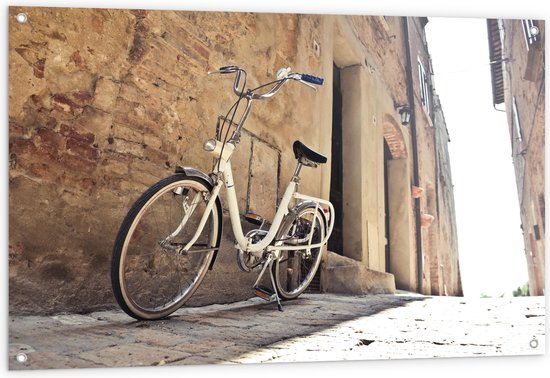 WallClassics - Tuinposter – Witte Fiets geparkeerd in Steegje - 120x80 cm Foto op Tuinposter (wanddecoratie voor buiten en binnen)