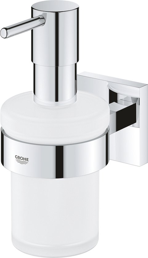 Een chroomkleurige zeepdispenser met een vierkante muurbevestiging en een matglazen reservoir, gezien vanaf de zijkant.