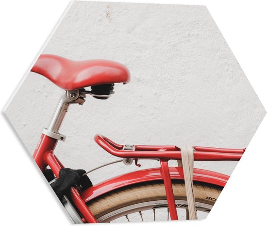 WallClassics - PVC Schuimplaat Hexagon - Rood Zadel op Rode Fiets - 50x43.5 cm Foto op Hexagon (Met Ophangsysteem)