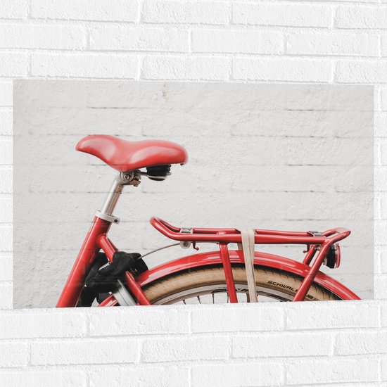 WallClassics - Muursticker - Rood Zadel op Rode Fiets - 90x60 cm Foto op Muursticker