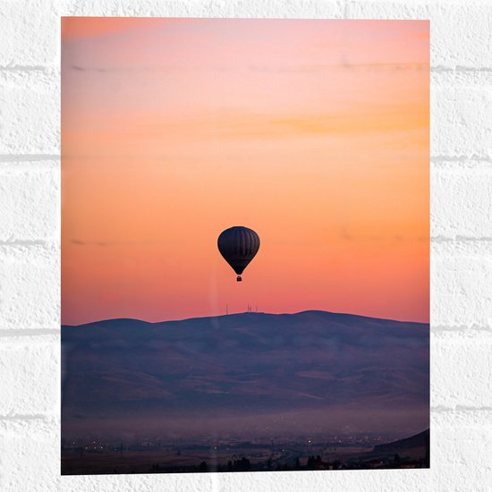 Muursticker - Heteluchtballon boven Berg tijdens Zonsondergang in Turkije - 30x40 cm Foto op Muursticker