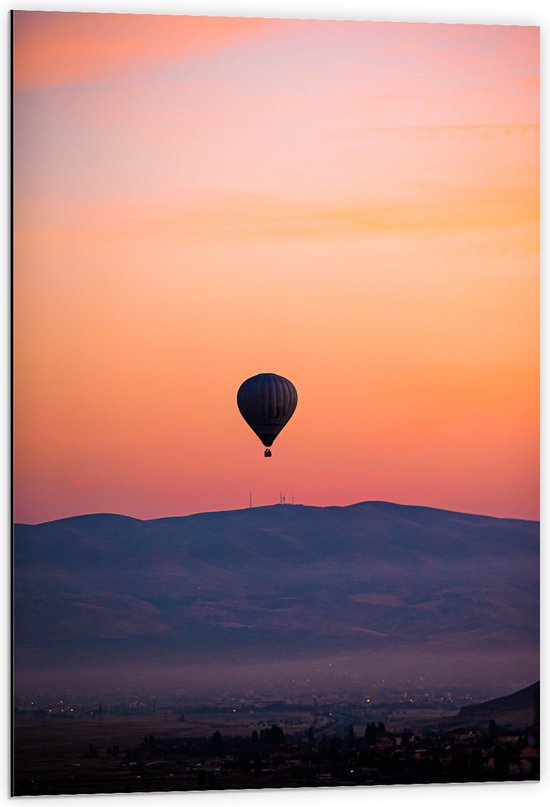 Dibond - Heteluchtballon boven Berg tijdens Zonsondergang in Turkije - 60x90 cm Foto op Aluminium (Wanddecoratie van metaal)