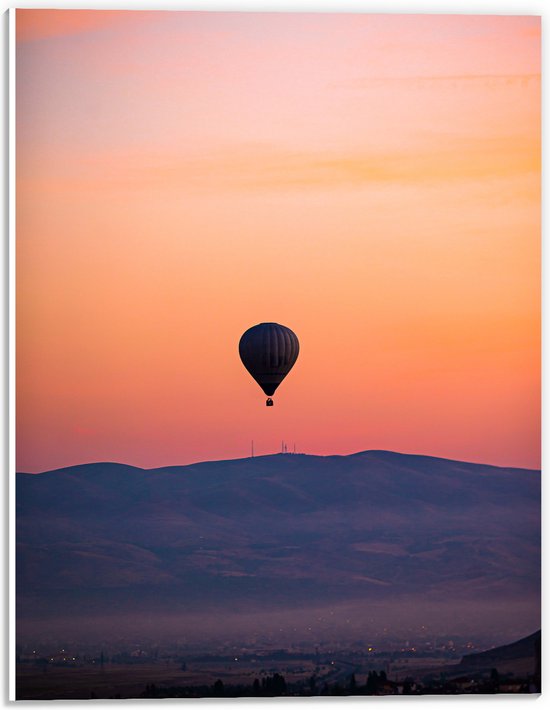 PVC Schuimplaat - Heteluchtballon boven Berg tijdens Zonsondergang in Turkije - 30x40 cm Foto op PVC Schuimplaat (Met Ophangsysteem)