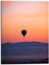 Dibond - Heteluchtballon boven Berg tijdens Zonsondergang in Turkije - 60x80 cm Foto op Aluminium (Wanddecoratie van metaal)