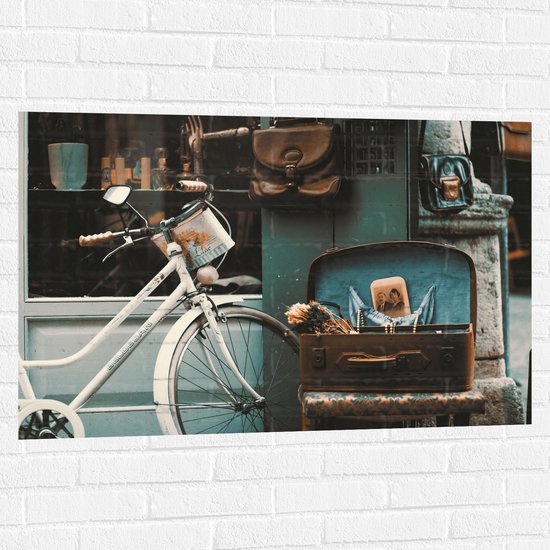 WallClassics - Muursticker - Witte geparkeerde Fiets - 105x70 cm Foto op Muursticker