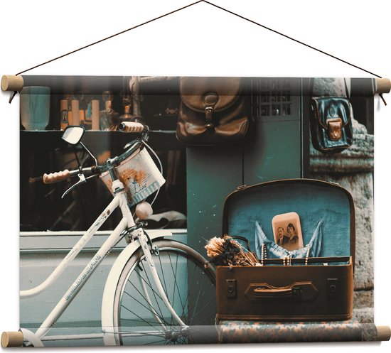 WallClassics - Textielposter - Witte geparkeerde Fiets - 60x40 cm Foto op Textiel