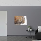 WallClassics - Poster Glanzend – Witte Fiets geparkeerd in Steegje - 100x75 cm Foto op Posterpapier met Glanzende Afwerking