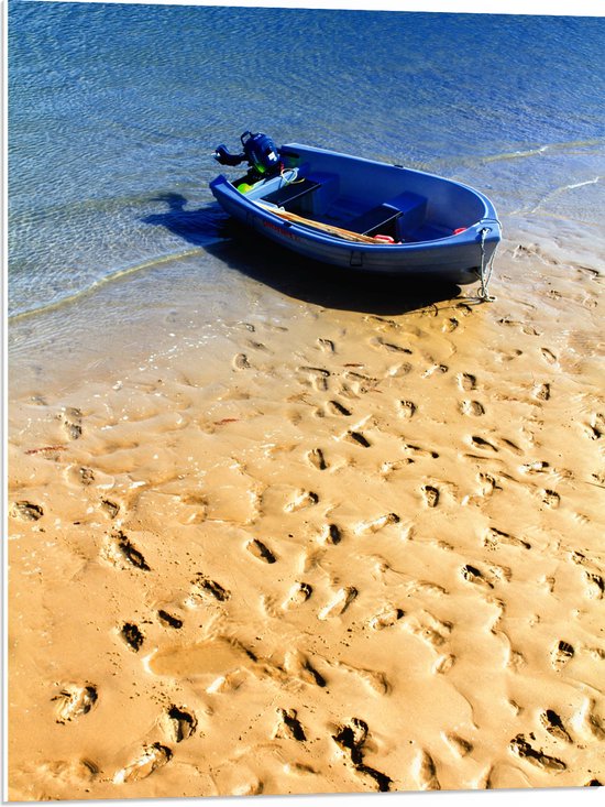WallClassics - PVC Schuimplaat- Voetstappen in het Zand bij Blauwe Boot aan het Water - 60x80 cm Foto op PVC Schuimplaat