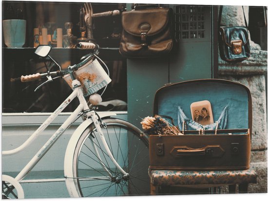 WallClassics - Vlag - Witte geparkeerde Fiets - 80x60 cm Foto op Polyester Vlag