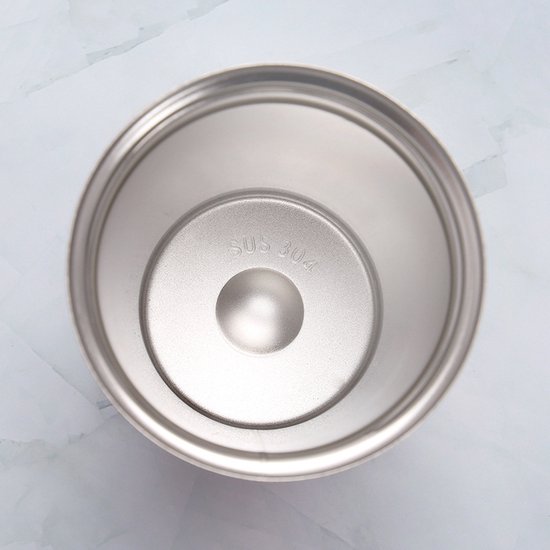Bovenaanzicht van de binnenkant van een RVS koffiebeker, met "SUS 304" inscriptie.