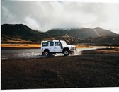 WallClassics - PVC Schuimplaat- Witte Grote Auto door het Water bij het Berglandschap - 100x75 cm Foto op PVC Schuimplaat