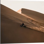 WallClassics - Dibond - Oranje Motorrijder op Zandheuvel in de Woestijn - 80x80 cm Foto op Aluminium (Met Ophangsysteem)