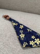 Kattenhalsband - Halsband - Kattensjaaltje - Blauw met bloemetjes patroon - Verstelbaar Katten halsbandje - Kleding voor katten - Strikje - Kattenbandje - Kitten - Gesp