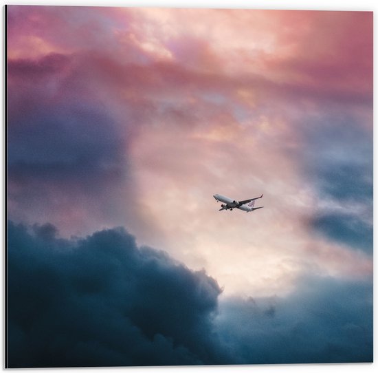 WallClassics - Dibond - Vliegtuig tussen Donkere Onweerswolken - 50x50 cm Foto op Aluminium (Wanddecoratie van metaal)