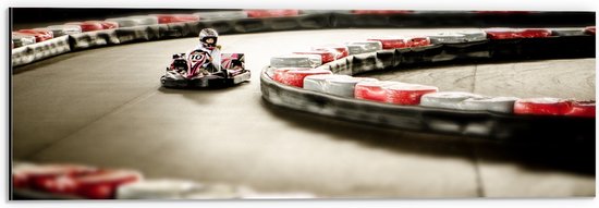 WallClassics - Dibond - Karter op Indoor Kartbaan - 60x20 cm Foto op Aluminium (Wanddecoratie van metaal)