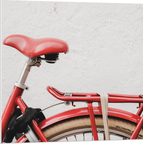 WallClassics - PVC Schuimplaat- Rood Zadel op Rode Fiets - 80x80 cm Foto op PVC Schuimplaat