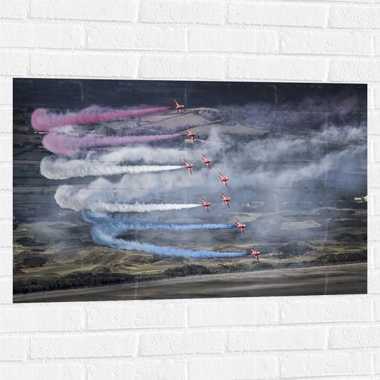 WallClassics - Muursticker - Vliegtuigshow met Gekleurde Rook - 90x60 cm Foto op Muursticker
