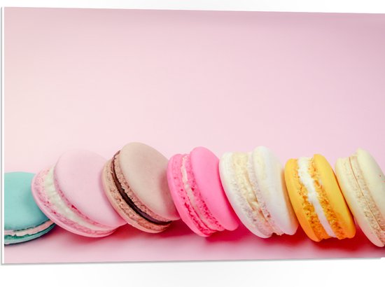 PVC Schuimplaat- Rij Overheerlijke Macarons in Verschillende Smaken op Roze Achtergrond - 75x50 cm Foto op PVC Schuimplaat