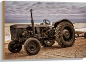 WallClassics - Hout - Zwarte Traktor aan het Water - 75x50 cm - 9 mm dik - Foto op Hout (Met Ophangsysteem)