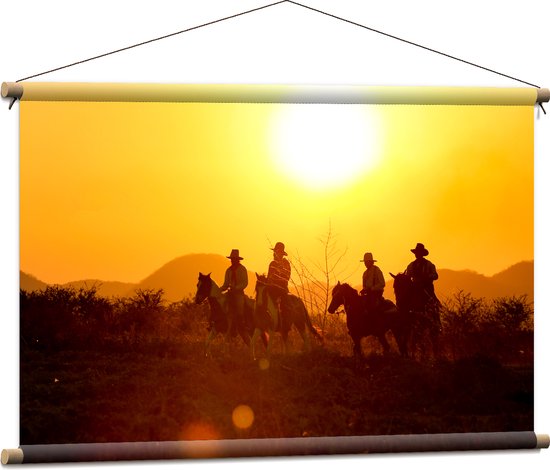 Textielposter - Groepje Cowboys op Paarden Rijdend door Landschap bij de Ondergaande Zon - 90x60 cm Foto op Textiel