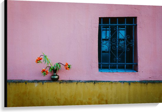 Canvas - Vaasje met Bloemen op Muur van Roze Woning - 120x80 cm Foto op Canvas Schilderij (Wanddecoratie op Canvas)