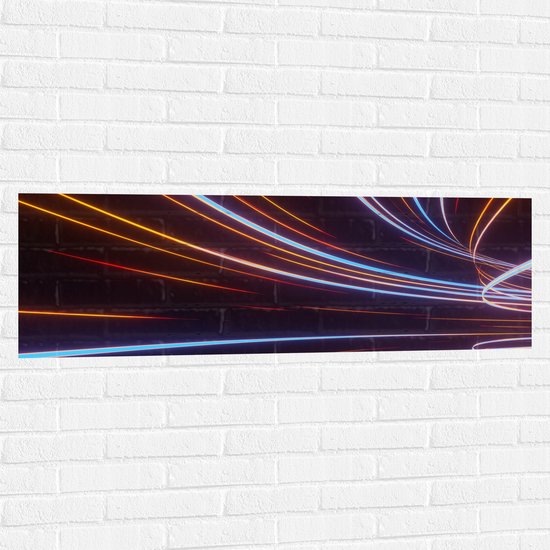 Muursticker - Golvende Blauwe en Oranje Neonstrapen in Zwarte Omgeving - 120x40 cm Foto op Muursticker
