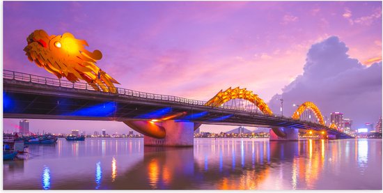 Poster Glanzend – Paarse Lucht boven Verlichte Dragon brug in Da Nang, Vietnam - 100x50 cm Foto op Posterpapier met Glanzende Afwerking