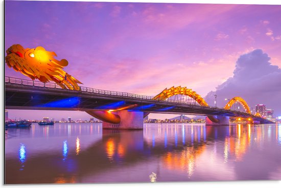 Dibond - Paarse Lucht boven Verlichte Dragon brug in Da Nang, Vietnam - 75x50 cm Foto op Aluminium (Met Ophangsysteem)