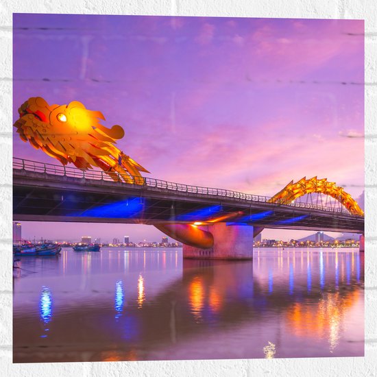 Muursticker - Paarse Lucht boven Verlichte Dragon brug in Da Nang, Vietnam - 50x50 cm Foto op Muursticker