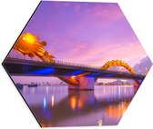 Dibond Hexagon - Paarse Lucht boven Verlichte Dragon brug in Da Nang, Vietnam - 40x34.8 cm Foto op Hexagon (Met Ophangsysteem)